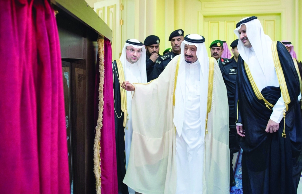  الملك سلمان مدشنا أحد المشاريع بالمدينة المنورة أمس          (واس)