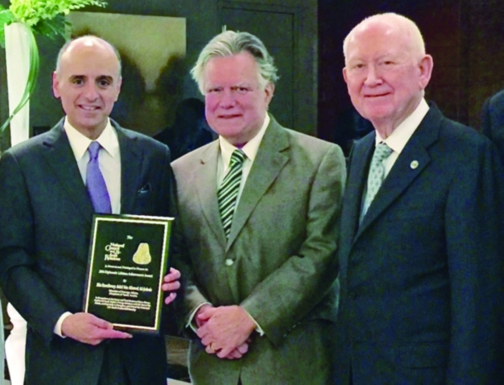 .. وفي تذكارية مع جون ديوك أنتوني (واس)