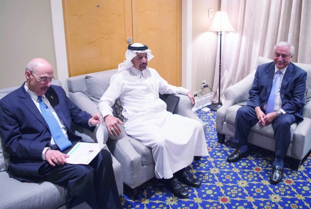 عدد من الوزراء ورجال الأعمال خلال الاستقبال