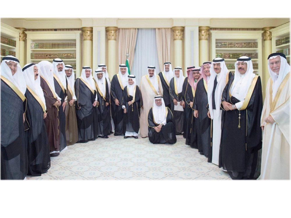     .. وفي صورة تذكارية مع خريجي ثانوية طيبة (واس)