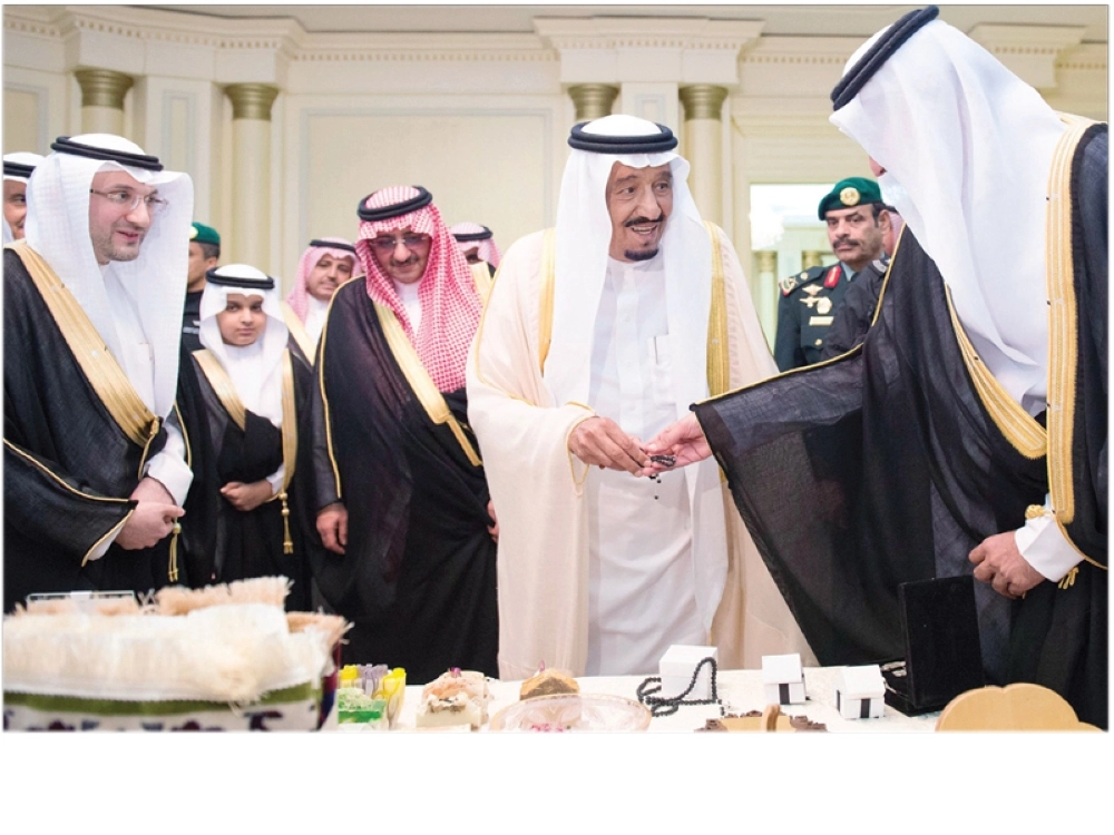 الملك سلمان خلال تدشينه مشروع صنع المدينة وإلى جانبه ولي العهد