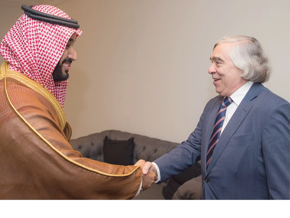 ولي ولي العهد مستقبلا وزير الطاقة الأمريكي في نيويورك أمس (بندر الجلعود)