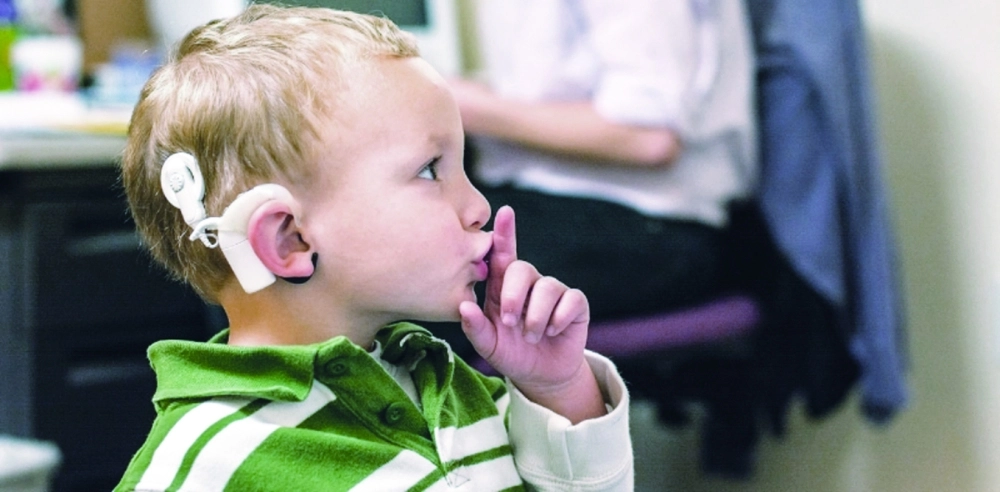 طفل لجأ للسماعة للتغلب على إعاقته                                                           (مكة)