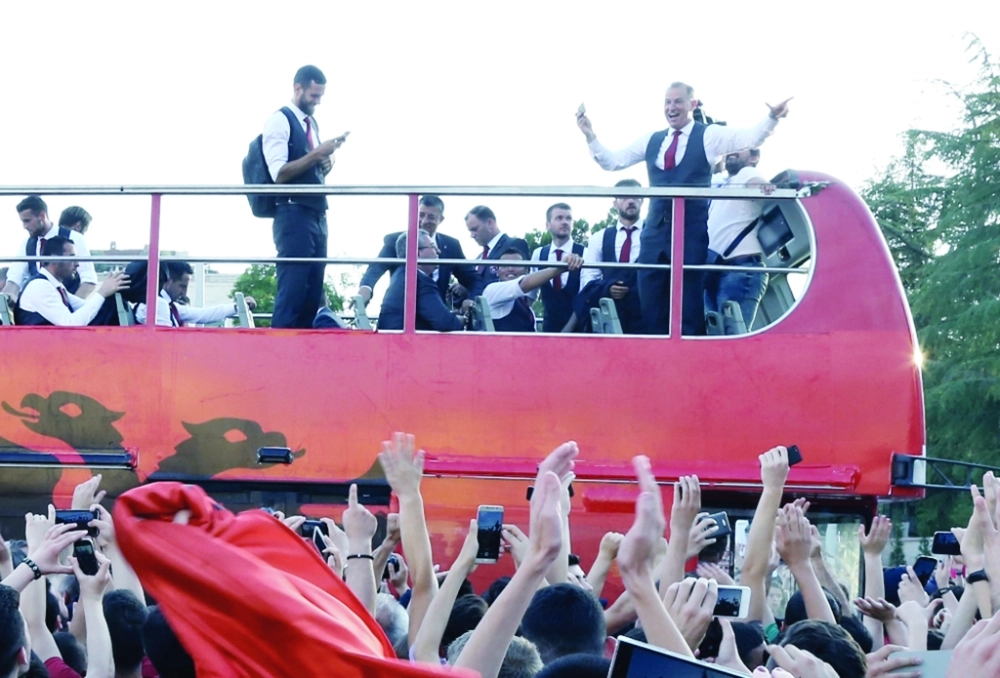 لاعبو ألبانيا استغلوا حافلة مكشوفة من المطار لوسط البلد (ا ب)