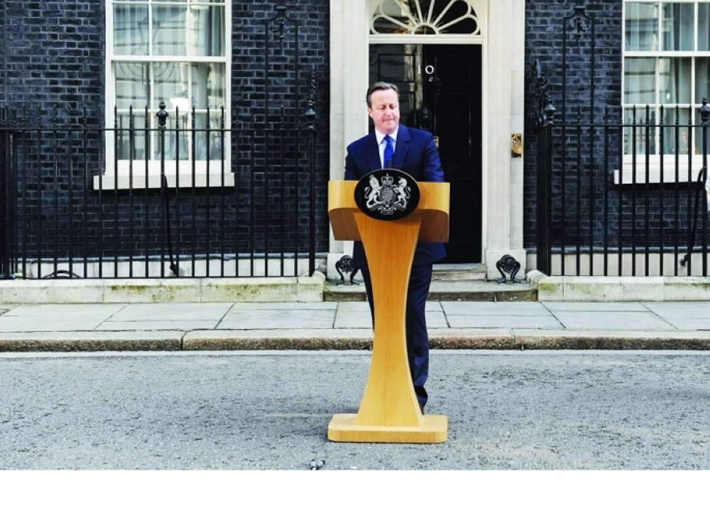 كاميرون يتحدث أمام مقر مجلس الوزراء بلندن (إ ب أ)