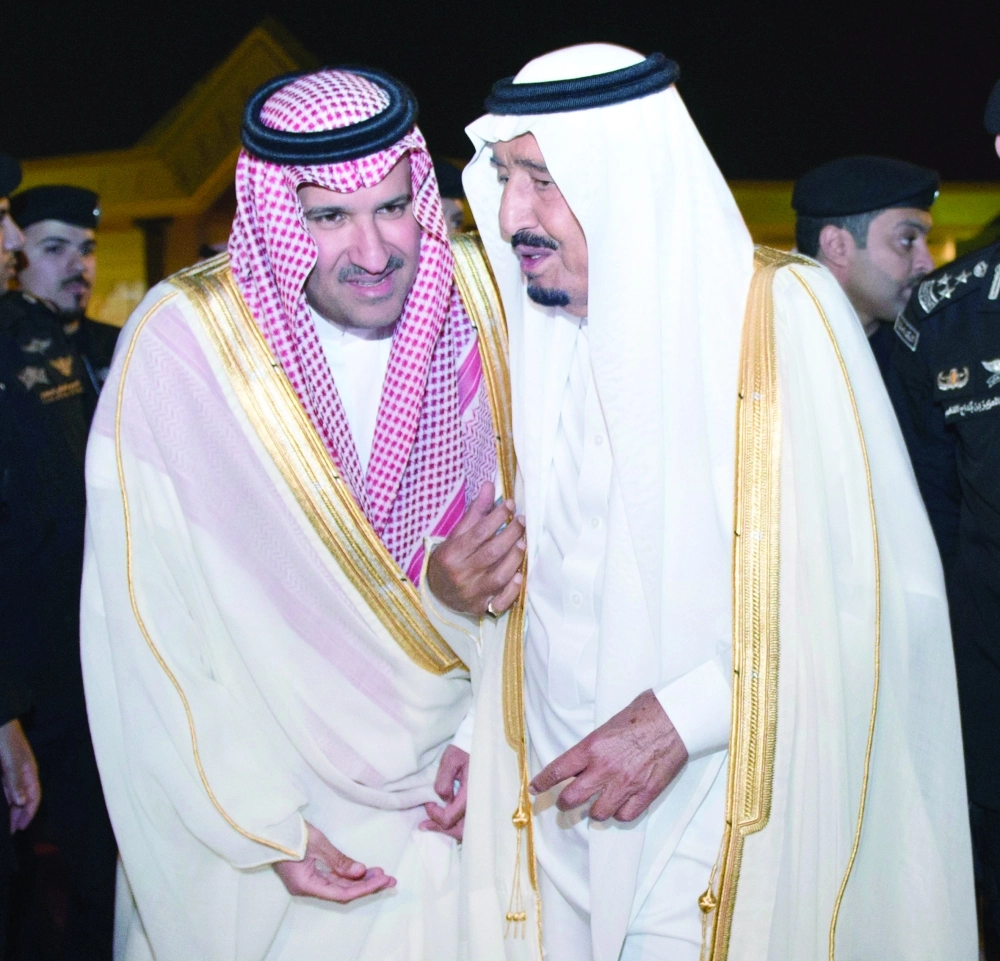 .. وخلال مغادرته المدينة ويبدو فيصل بن سلمان          (واس)