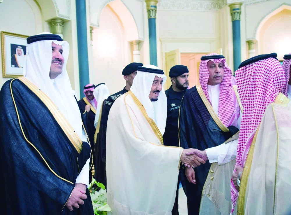 الملك سلمان مصافحا عددا من أهالي المدينة