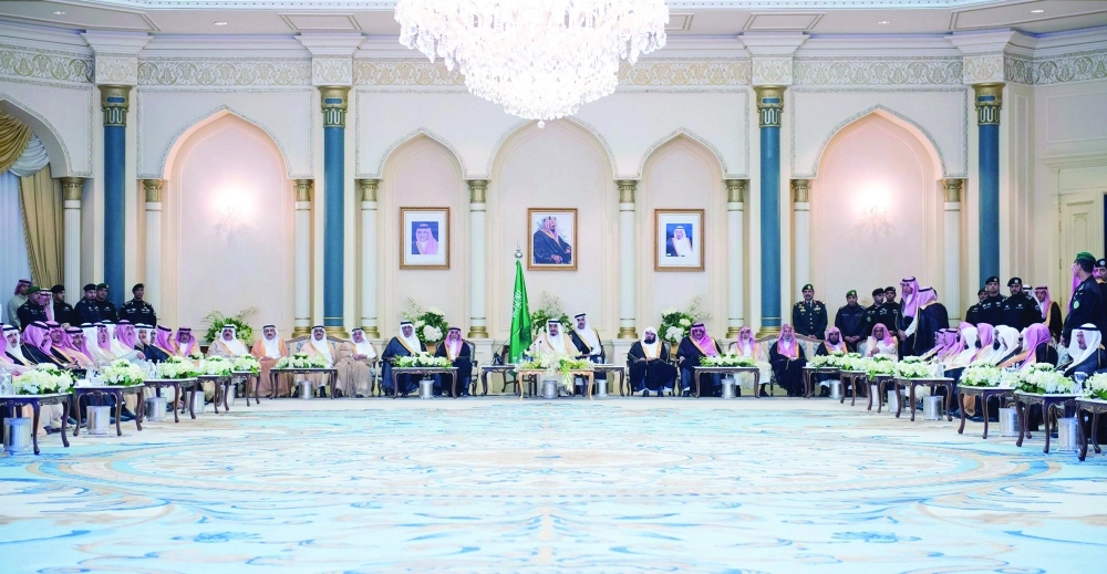  الملك سلمان لدى تشريفه حفل أهالي المدينة وتدشينه المشروعات التنموية أمس الأول (واس)