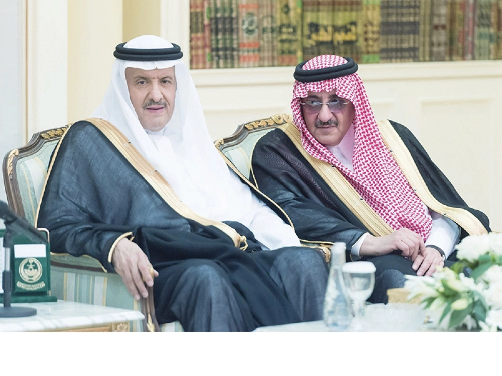 ولي العهد وإلى جانبه سلطان بن سلمان خلال الحفل