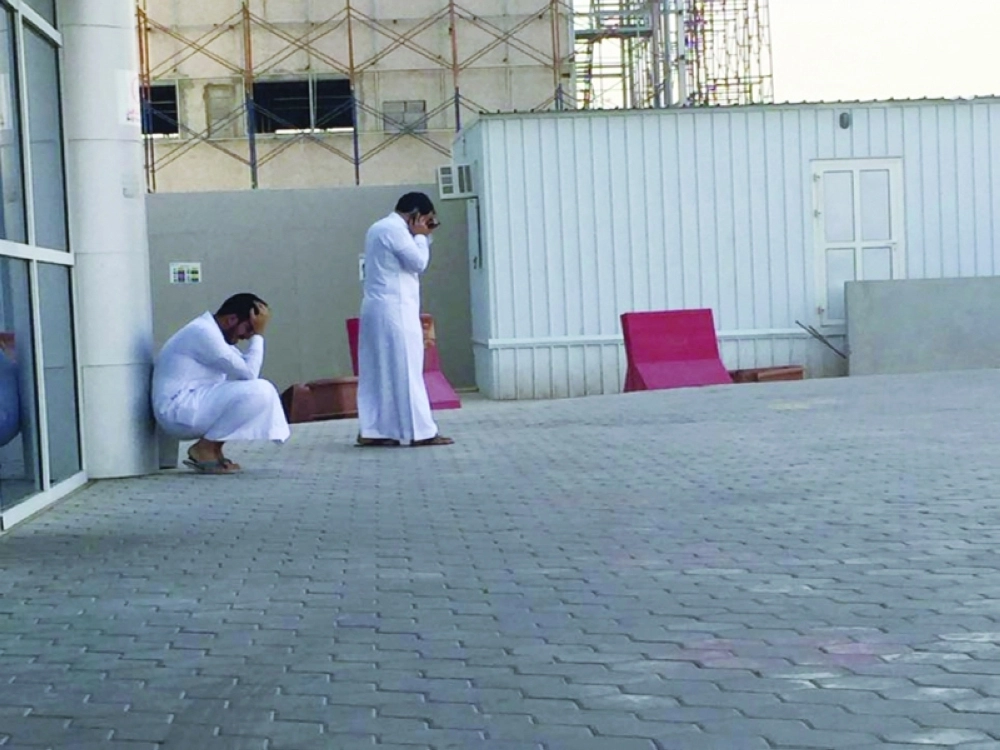 قريبان للعائلة تظهر عليهما الصدمة من هول الفاجعة