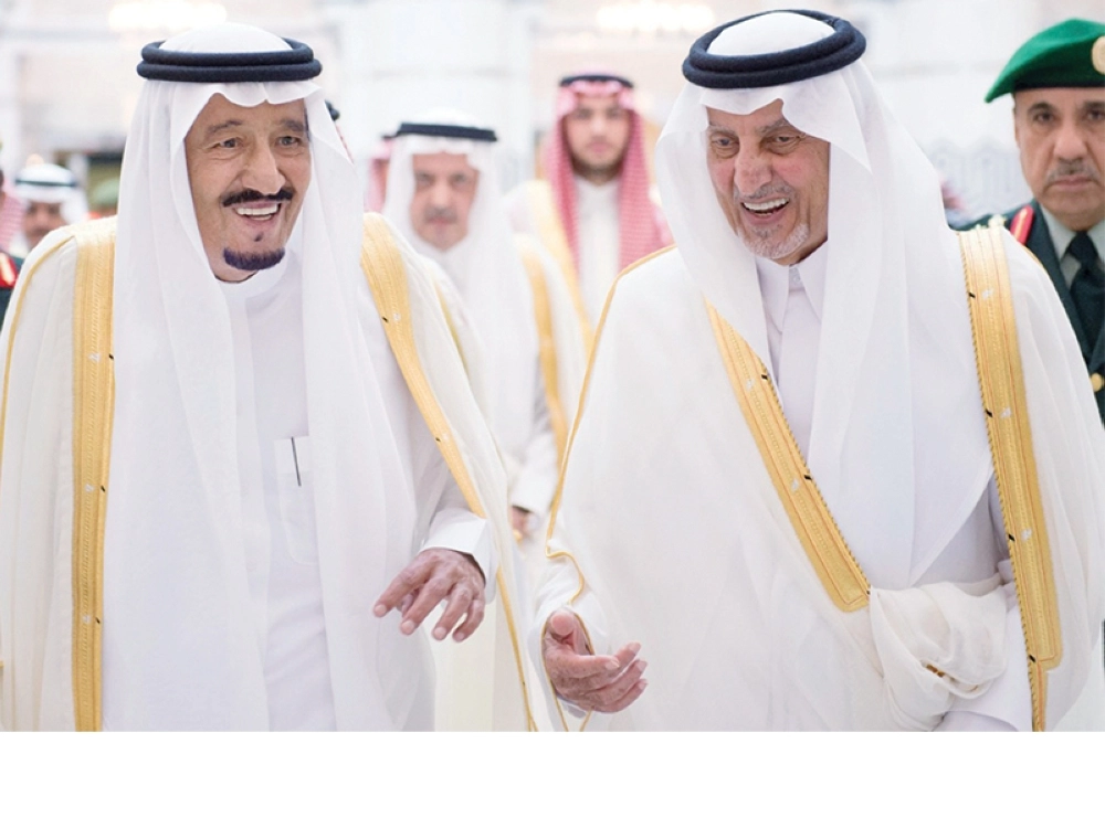 خادم الحرمين الشريفين لدى وصوله جدة أمس وإلى جانبه أمير منطقة مكة (واس) 