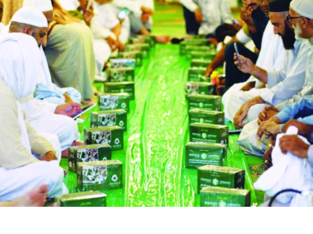 هدية الحاج والمعتمر تقدم إفطار صائم بالحرم المكي                                (أحمد جابر)