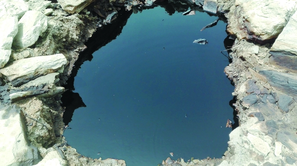 مياه الوادي بعد اختلاطها بالمواد البترولية                                (مكة) 