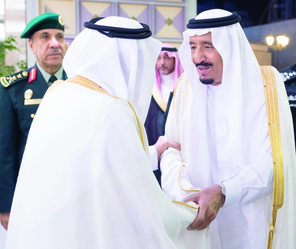 الملك سلمان مصافحا مستقبليه