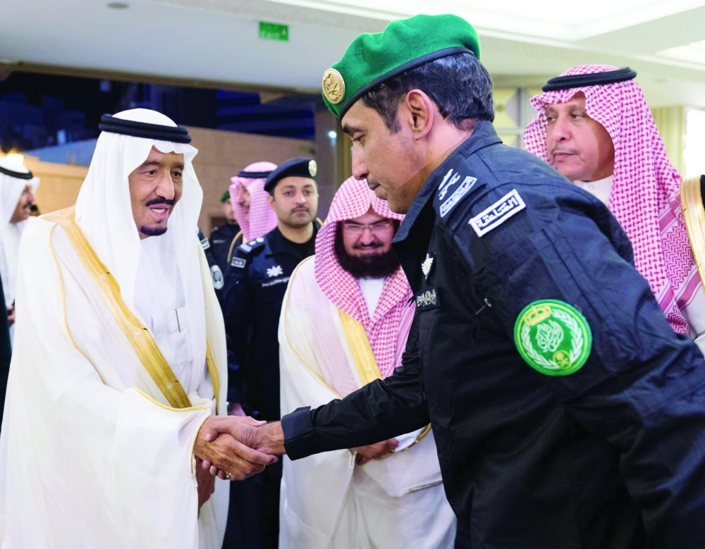 الملك سلمان مصافحا مستقبليه 
