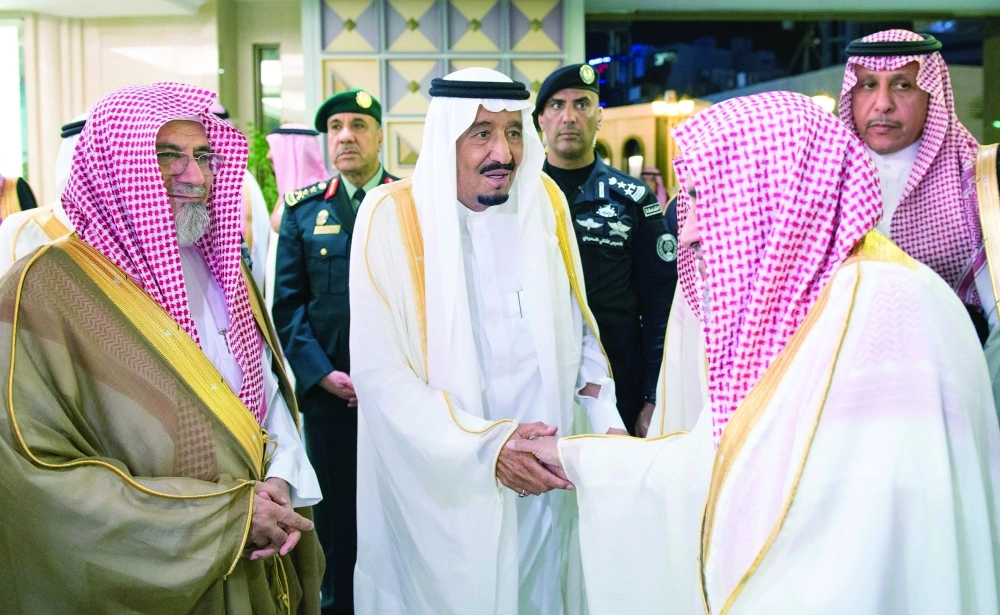 الملك سلمان مصافحا مستقبليه 