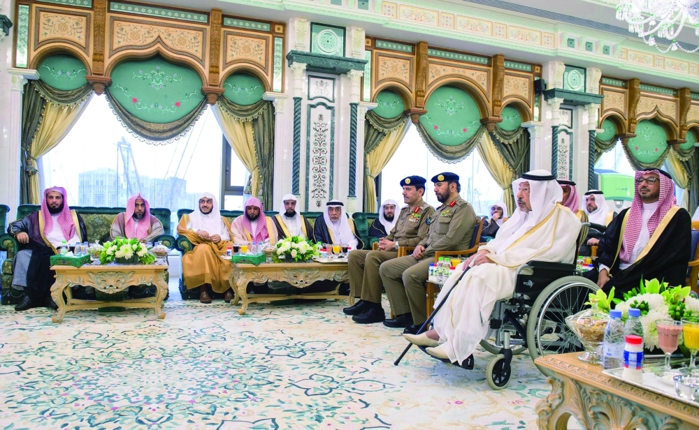  أمراء وعلماء ومسؤولون خلال الاستقبال أمس