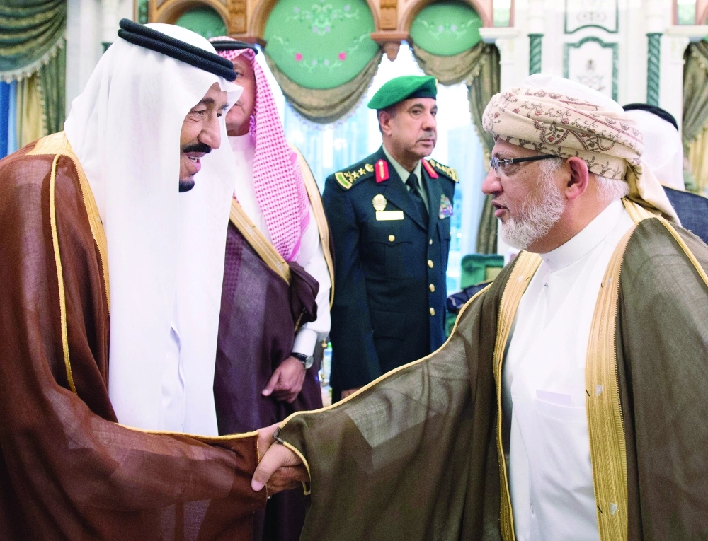 الملك سلمان مصافحا سمير برقة