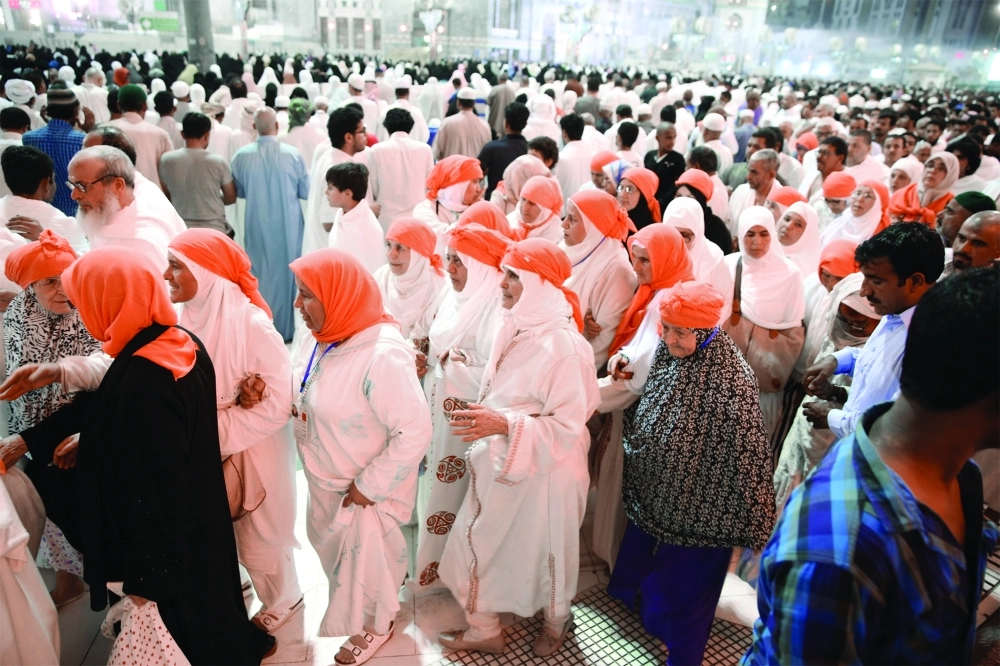 معتمرون من الخارج في المسجد الحرام                             (مكة) 