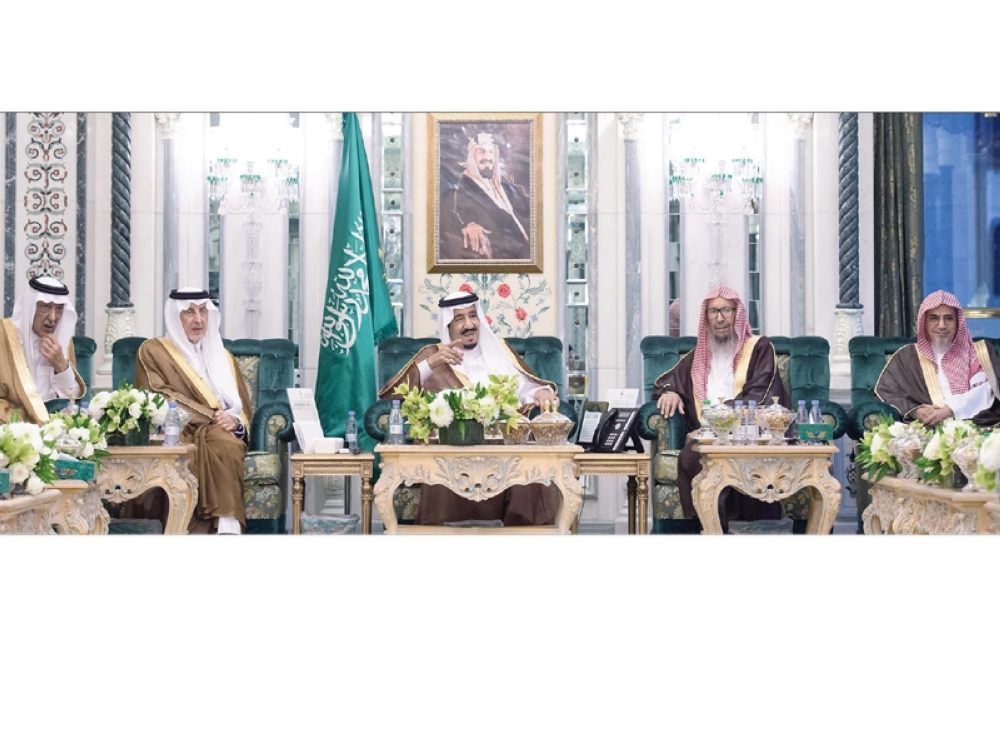 الملك سلمان مستقبلا العلماء وأئمة المسجد الحرام وسدنة الكعبة في قصر الصفا بمكة المكرمة أمس (واس)