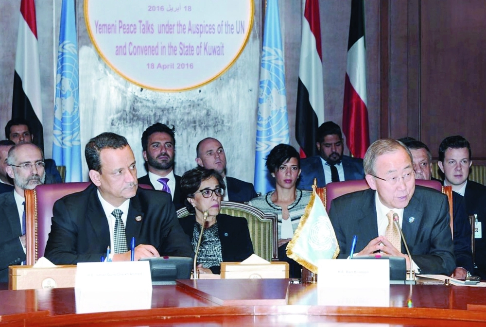 كي مون وولد الشيخ مع وفدي المشاورات اليمنية بالكويت                                             (أ ف ب)