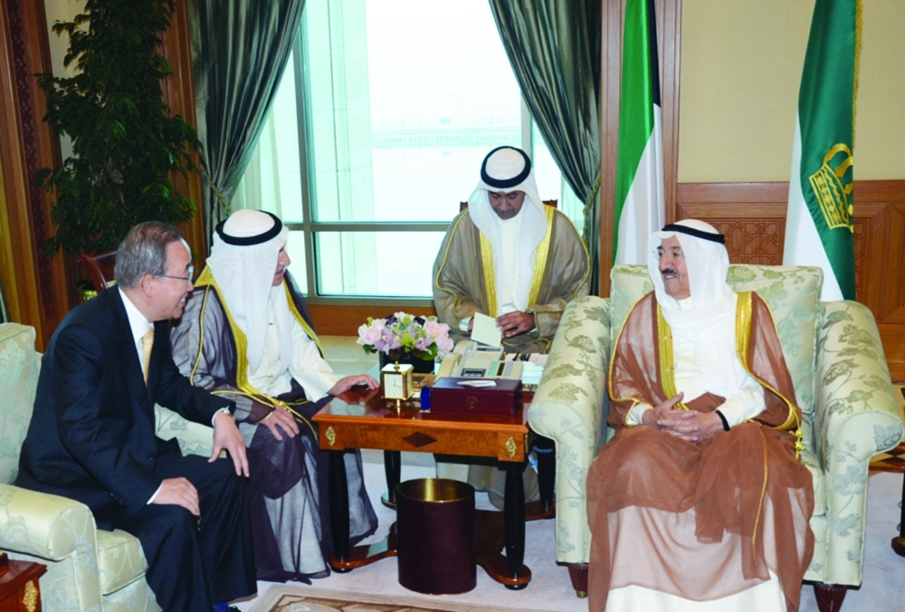 الشيخ صباح الصباح يلتقي بان كي مون في الكويت أمس       (أ ف ب)