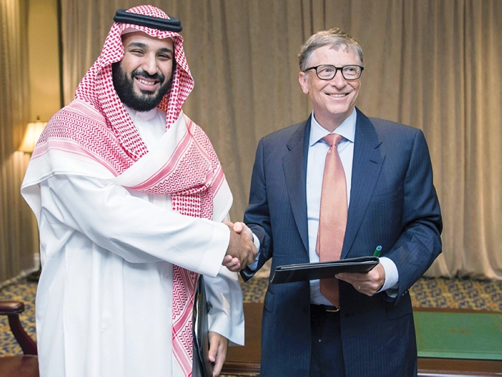 ولي ولي العهد وبيل جيتس بعد توقيع العقد (واس)