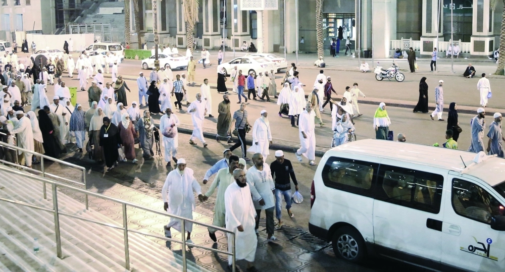 زوار في طريقهم إلى مساكنهم قرب المركزية                     (ياسر بخش)