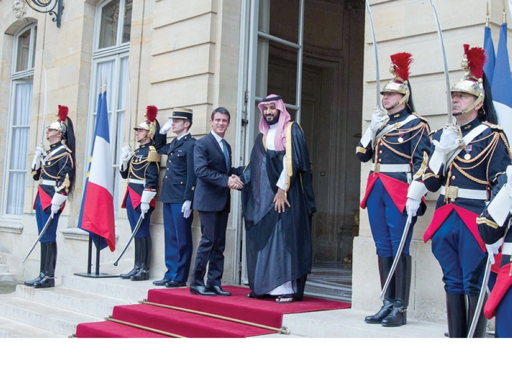 الأمير محمد بن سلمان لدى لقائه إيمانويل فالس أمس في فرنسا                                    (بندر الجلعود)