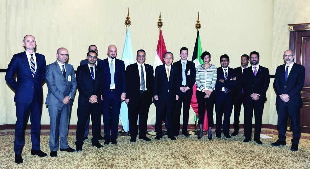 كي مون وولد الشيخ يتوسطان وفدي المشاورات اليمنية بالكويت أمس     (أ ف ب)