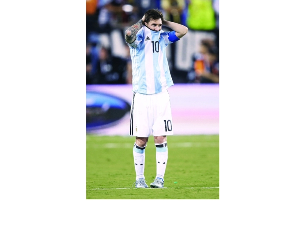 ميسي متحسرا على إضاعته ركلة الترجيح الأولى   (أ ف ب)