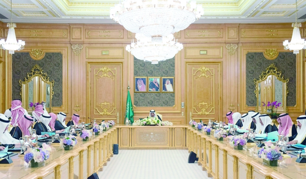 الملك سلمان لدى ترؤسه جلسة مجلس الوزراء في قصر الصفا بمكة المكرمة أمس                     (واس)