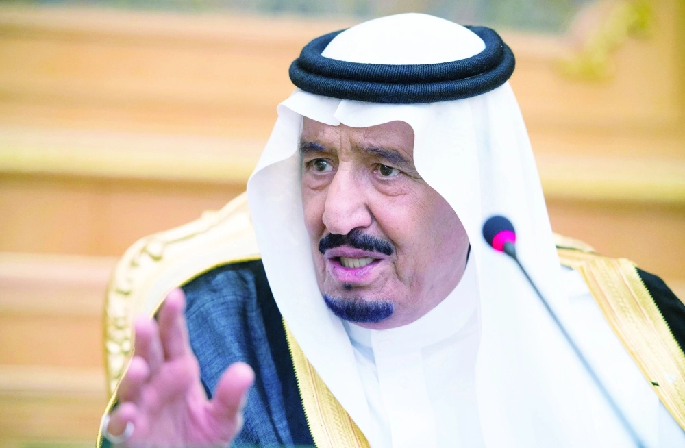 الملك سلمان لدى ترؤسه جلسة المجلس في قصر الصفا أمس (واس)