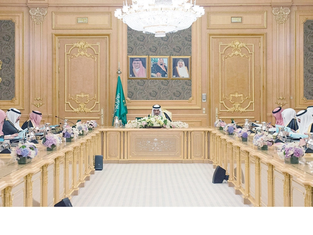 خادم الحرمين مترئسا جلسة مجلس الوزراء في قصر الصفا بمكة المكرمة أمس (واس)