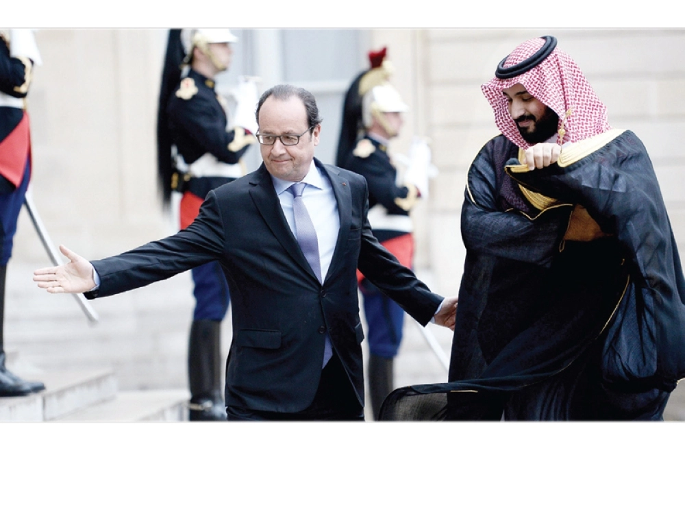 هولاند مرحبا بولي ولي العهد في الإليزيه أمس (أ ف ب)