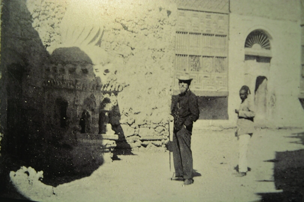 مدير القنصلية الفرنسية شارل فير واقفا بجانب سبيل الماء 1905