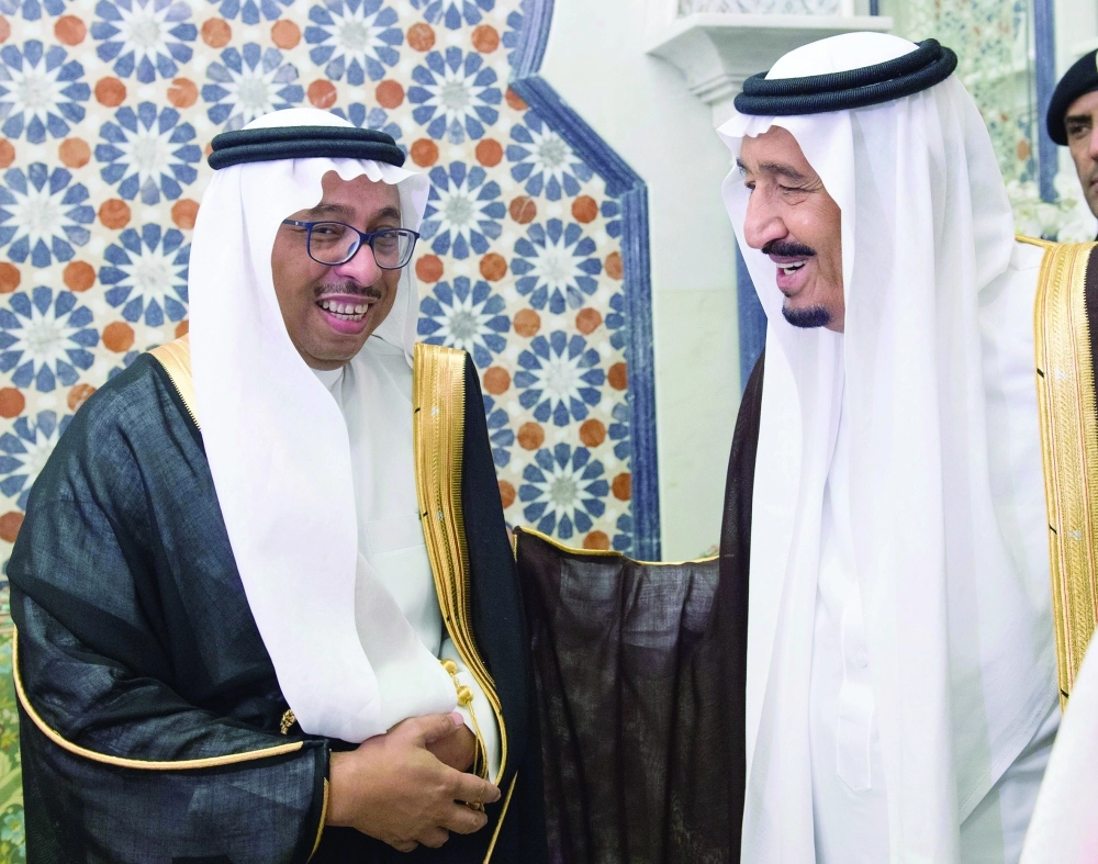  الملك سلمان يتسلم هدايا خلال الاستقبال