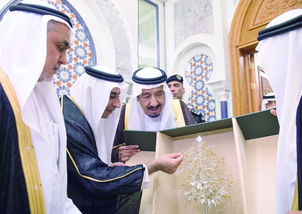 الملك سلمان يتسلم هدايا خلال الاستقبال