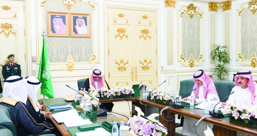 ولي العهد خلال اطلاعه على عرض برنامج الاتصال الأمني                                                                                    (واس)  