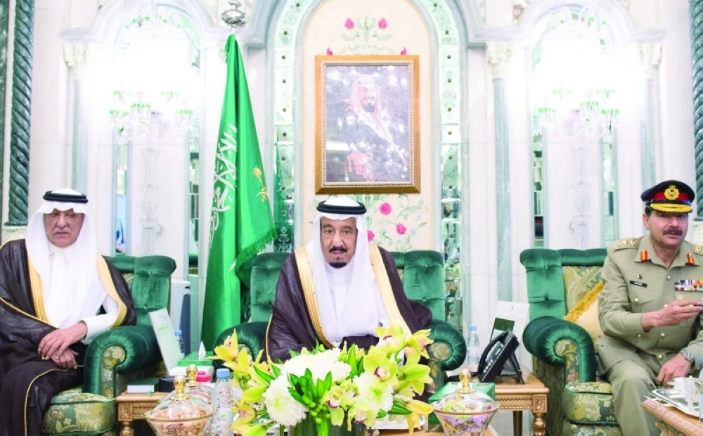 الملك سلمان لدى استقباله أمس راشد محمود في قصر الصفا بمكة أمس ( واس)