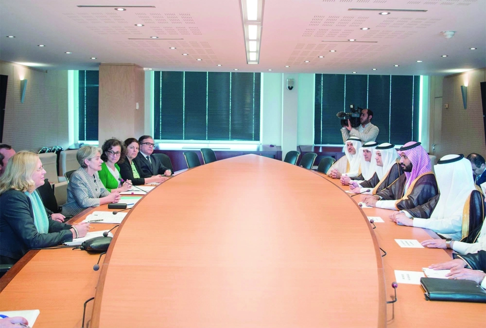 الأمير محمد بن سلمان لدى اجتماعه مع مسؤولي منظمة اليونسكو         (واس)