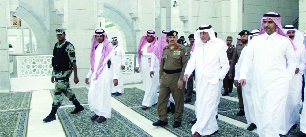 خالد الفيصل متفقدا التوسعة الجديدة