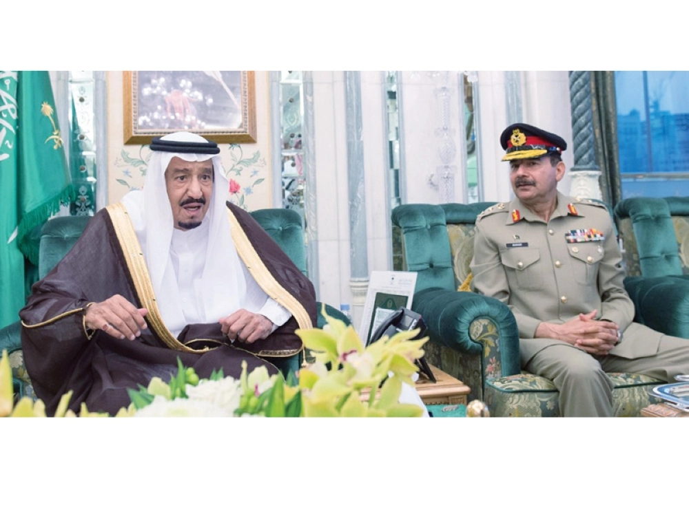 حادم الحرمين مستقبلا رئيس الأركان الباكستاني الفريق أول ركن راشد محمود في قصر الصفا بمكة المكرمة أمس (واس)