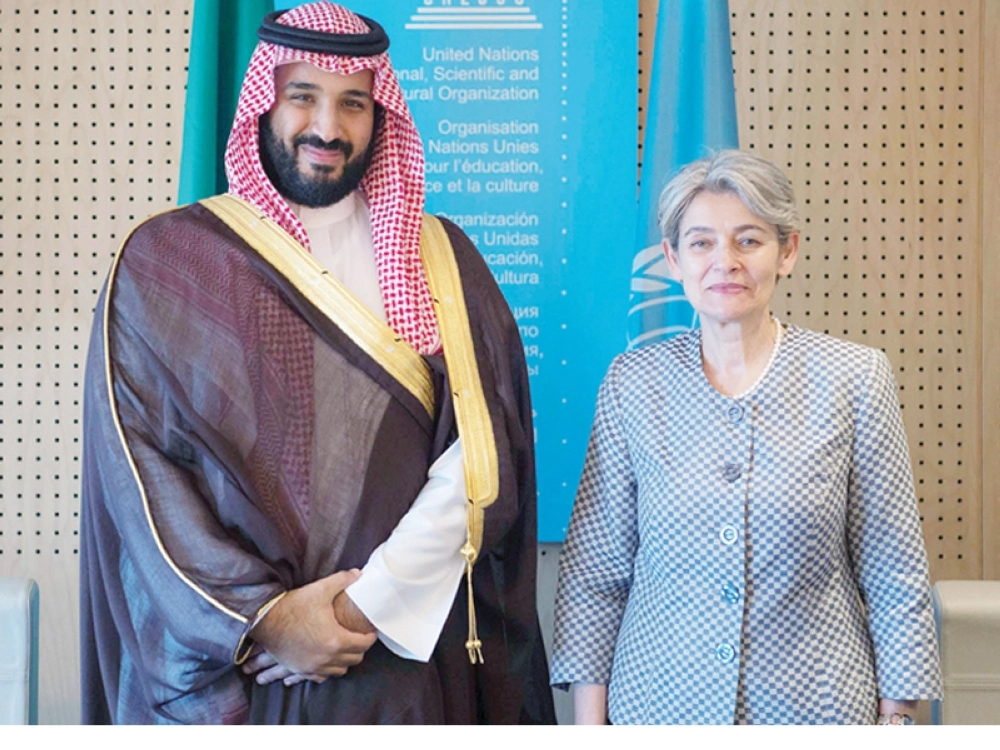 ولي ولي العهد مع مديرة اليونسكو في باريس أمس (واس)