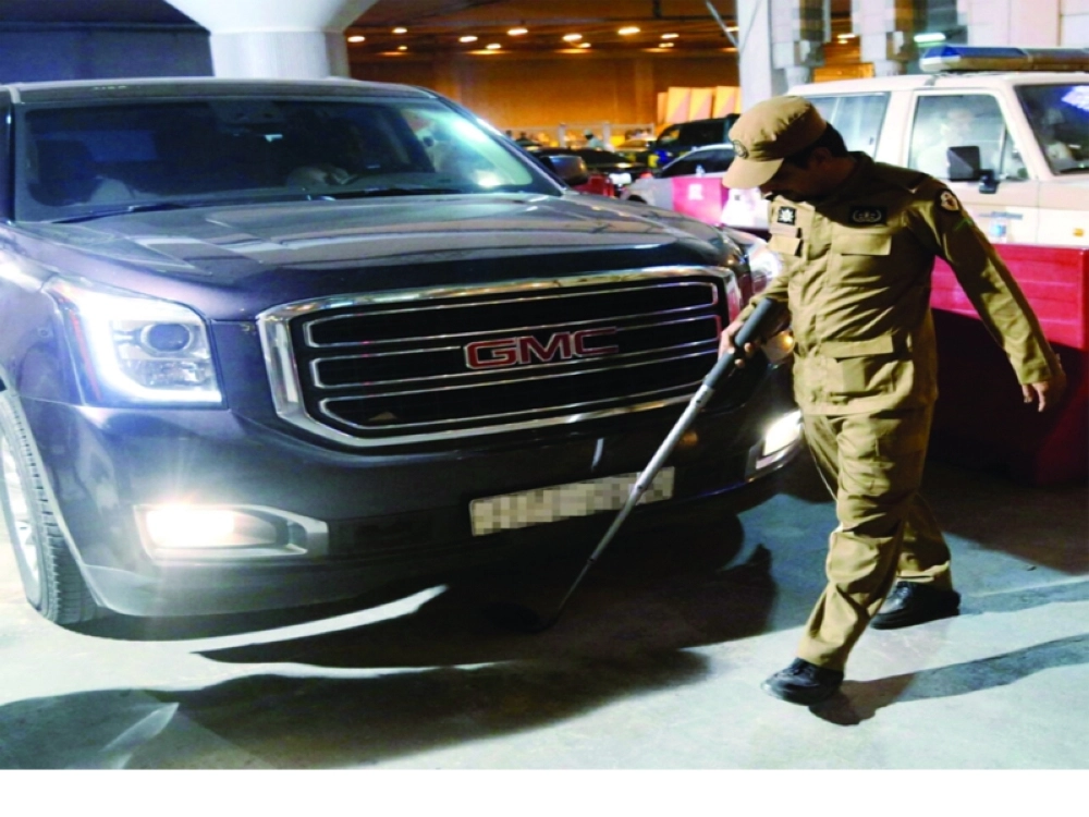 عنصر من الأمن يمرر جهاز الكشف على إحدى المركبات (عبدالله الشنقيطي)