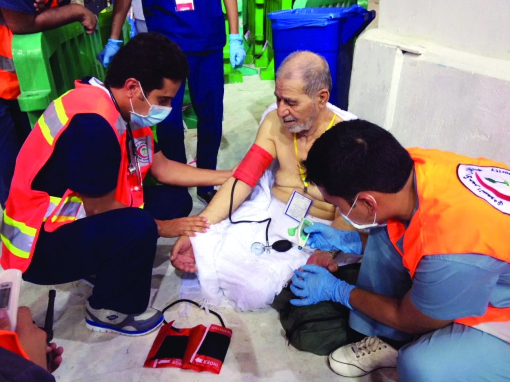 إسعاف أحد المعتمرين   (مكة)