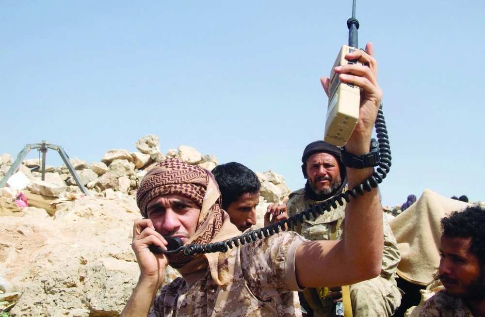 عناصر من المقاومة خلال اشتباك في جبال هيلان غرب مأرب     (أ ف ب)