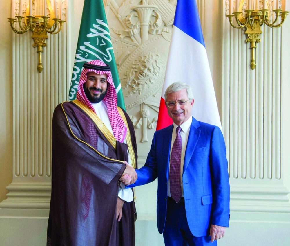 .. ومصافحا رئيس الجمعية الوطنية الفرنسية في باريس