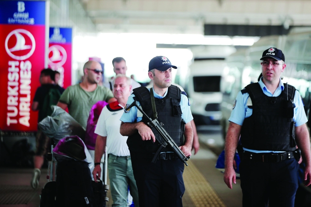 شرطة تركية منتشرة في مطار أتاتورك بإسطنبول أمس غداة التفجير الإرهابي            (أ ب) 