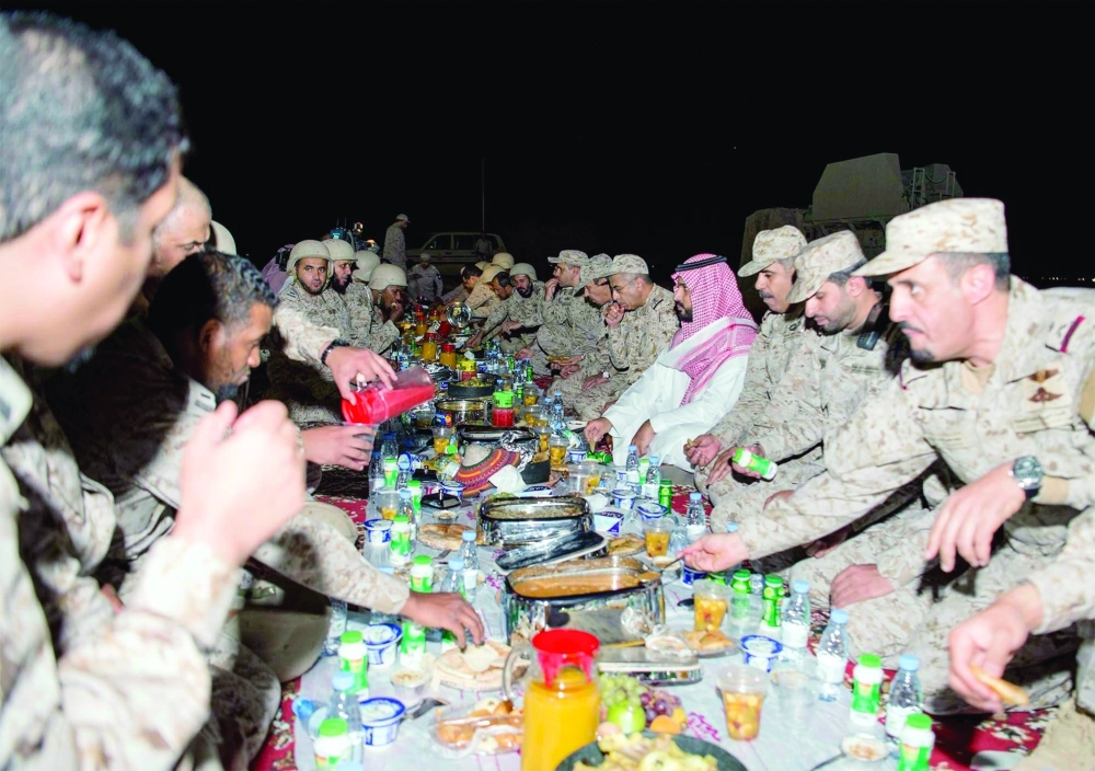 الأمير محمد بن سلمان يتناول طعام الإفطار مع منسوبي القوات المسلحة (بندر الجلعود)